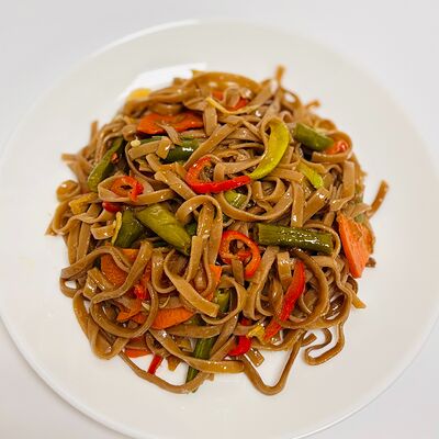 Лапша гречневая с овощами в Привет, Десерт! по цене 220 ₽