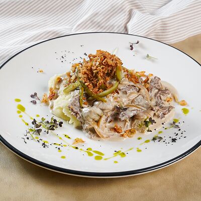 Бефстроганов из телятины, белых грибов и картофельным пюре в Компот по цене 780 ₽