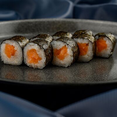 Мини ролл с лососем в Роллинка по цене 210 ₽