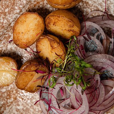 Филе олюторской сельди слабой соли с картофелем в Ресторан Строгов по цене 580 ₽