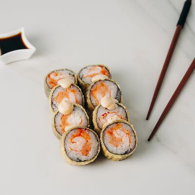 Жареный ролл Окинава с лососем и креветкой в Sushi Iva по цене 700 ₽