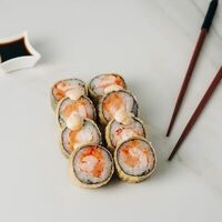 Жареный ролл Окинава с лососем и креветкой в Sushi Iva