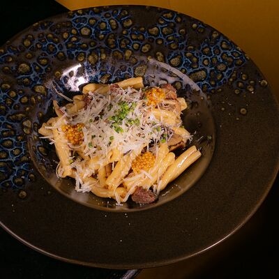 Паста казаречче с рагу из белых грибов и томлеными щечками в Юность по цене 780 ₽