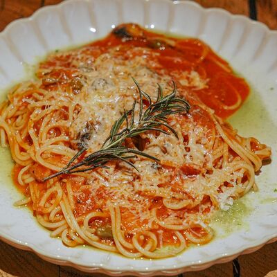 Паста «Аматричиано» с подкопчённым беконом, каперсами и грибами в Rekki Pizza & Cocktail Bar по цене 980 ₽