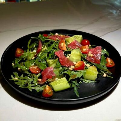 С тунцом, рукколой и кедровым орехом в Kaif Lounge по цене 900 ₽