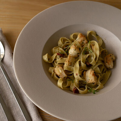 Фетучини с креветками, вялеными томатами и песто в Matilda по цене 820 ₽