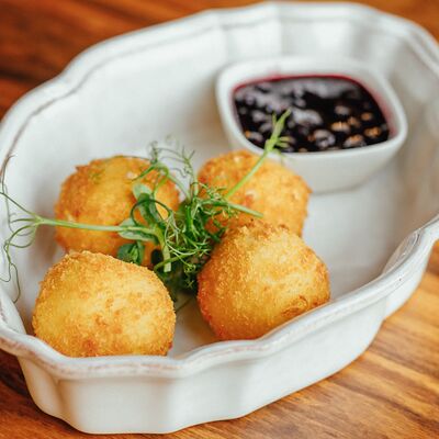 Хрустящие шарики из сулугуни в Макадамия по цене 520 ₽