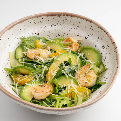 Теплый салат с креветками, авокадо и апельсином в соусе каталана в Скандинавия по цене 960 ₽