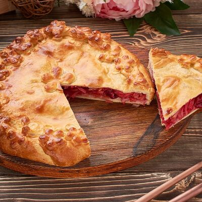 Пирог с черной смородиной и яблоком в Ватруш пекарня-кондитерская по цене 890 ₽