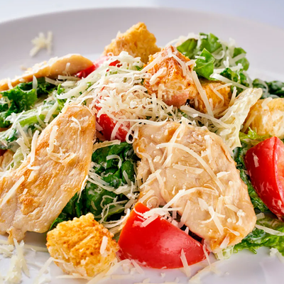 Салат цезарь с курицей в Три печки по цене 590 ₽