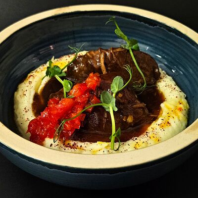 Томленая говядина с медовыми перцами и вялеными томатами в Байский по цене 890 ₽