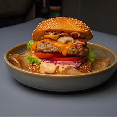 Бургер с говядиной и соусом том ям в Лаврушка по цене 810 ₽