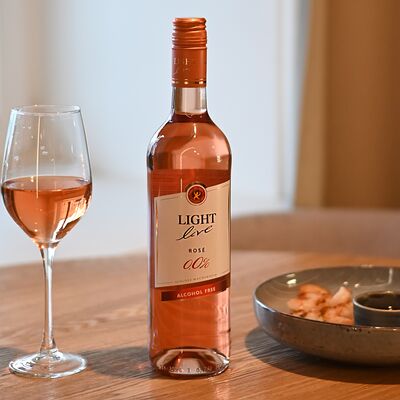 Безалкогольное вино розовое полусладкое Light Live Rose в Daily Wines по цене 1200 ₽