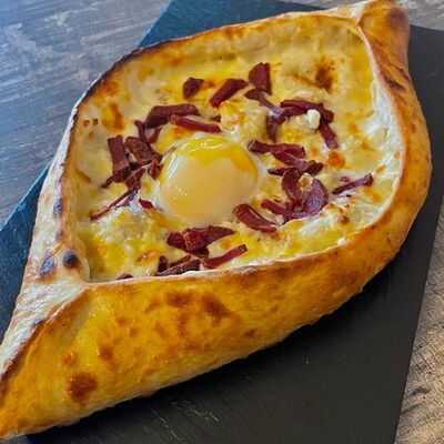 Хачапури по-аджарски с баструрмой в BBQ Lounge - Шашлык в кафе по цене 480 ₽
