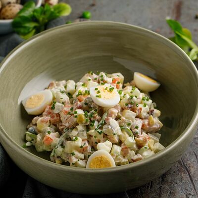 Оливье с копченым цыплёнком в Кукумбер по цене 350