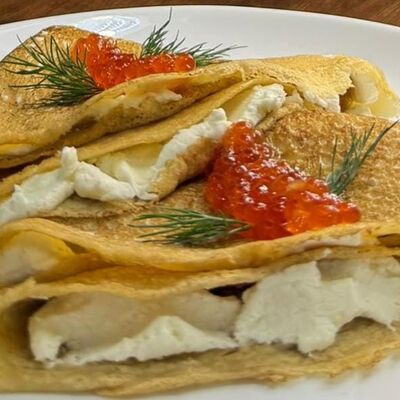 Блины с сыром Филадельфия и икрой лосося в Олимпик по цене 570 ₽