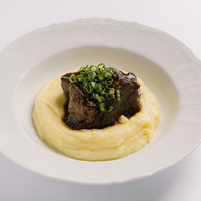 Томленые телячьи щеки с картофельным пюре в Saviv по цене 1370 ₽