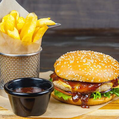 Бургер с курицей в Рандеву по цене 790 ₽