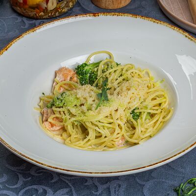 Паста с лососем и брокколи в Космос по цене 750 ₽