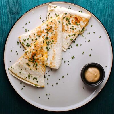 Кесадилья с миксом сыров в Rozas bar по цене 690 ₽