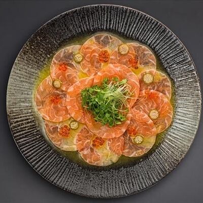 Карпаччо из лосося с икрой форели в Bluefin по цене 1910 ₽