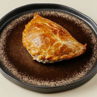 Эмпанада с красной рыбой, оливками и сыром в Siesta по цене 250 ₽