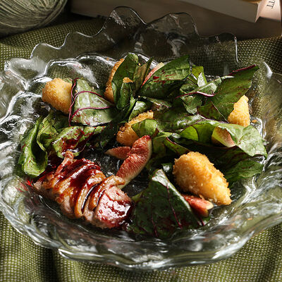 Салат с утиной грудкой в малиновой заправке в Юность у моря по цене 860 ₽