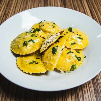 Равиоли Рикотта шпинат в сливочном соусе в PASTA BAR ДОМ СВЕЖЕЙ ПАСТЫ по цене 264 ₽