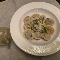 Пельмени с тремя видами мяса и мясным бульоном в Наследие