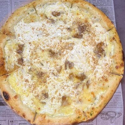 Пицца с карамелезированной грушей и сыром страчателлав Лось Лосось по цене 990 ₽