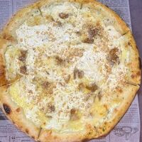 Пицца с карамелезированной грушей и сыром страчателлав Лось Лосось