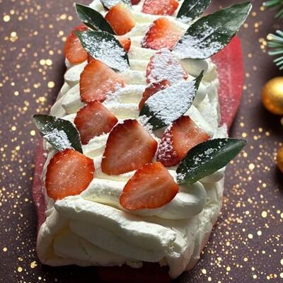Меренговый рулет украшен клубникой торт в Allowberry по цене 4800 ₽
