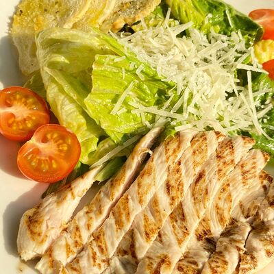 Цезарь с курицей в Максима Пицца по цене 820 ₽