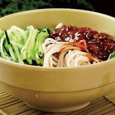 D5 Лапша по-пекински 炸酱面 в Charlie tea по цене 520 ₽