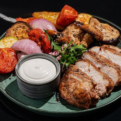 Куриная грудка с овощами в Moslounge & Bar по цене 650 ₽