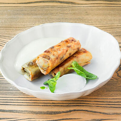 Блинчики с мясом, телячьим языком и муссом из белых грибов в Онегин дача по цене 890 ₽