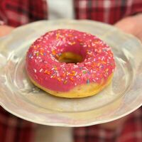 Донат с клубничной начинкойв Mosberry