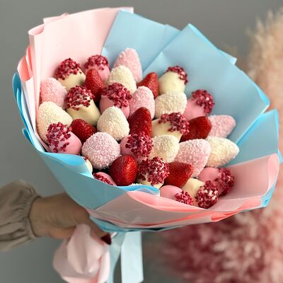 Клубничный букет в шоколаде Сабрина, средний в Клубника по цене 6590 ₽