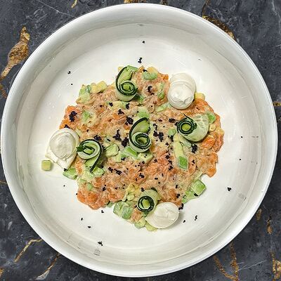 Тартар из лосося с соусом на основе греческого йогурта и имбиря в FoodMood по цене 890 ₽