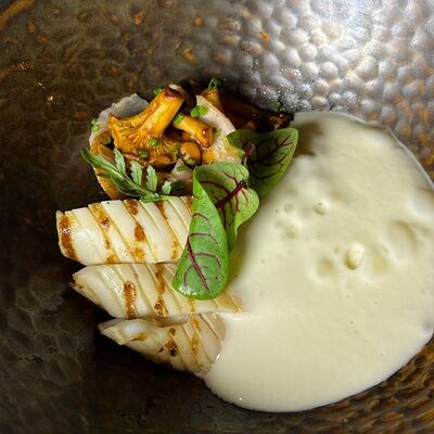 Кальмар с лисичками и соусом Берблан в Острова по цене 670 ₽