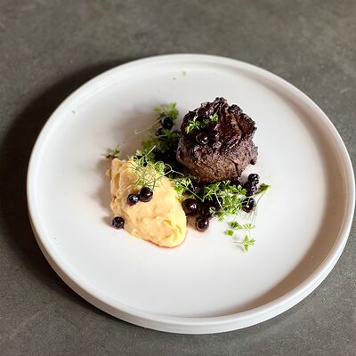 Медальон из Марала с кремом из тыквы и ароматной смородиной в Кокороко по цене 990 ₽