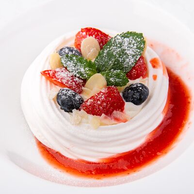 Меренговый десерт в Бани Алексеева по цене 550 ₽