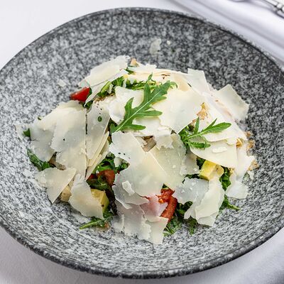 Салат с артишоками, рукколой, авокадо, Parmigiano Reggiano и стружкой цукини в Tutto Bene по цене 1380 ₽