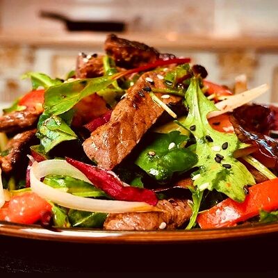 Салат с говядиной в Паприка по цене 650 ₽