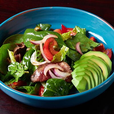 Салат с ростбифом в Lions Head по цене 930 ₽