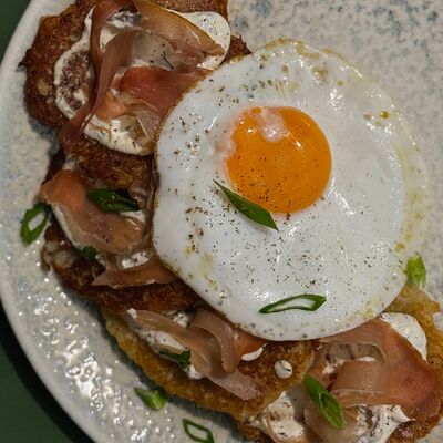 Картофельные оладьи с прошутто и сметанно-грибным соусом в Let it be по цене 20 р.