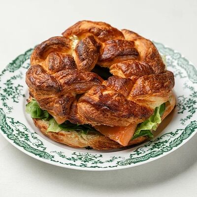 Калач со слабосоленымлососем и яичным соусомв Кафе Калачи по цене 640 ₽