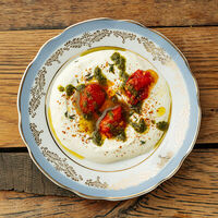 Взбитая молодая фета с томатами и грузинским песто в Nino