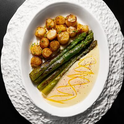 Обжаренные гребешки со спаржей и апельсиновым голландезом в Великий Goodwine по цене 1800 ₽