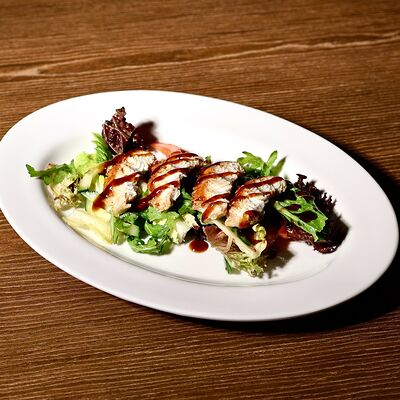 Салат с угрем, авокадо и черри в горчичной заправкев Пьяцца по цене 860 ₽